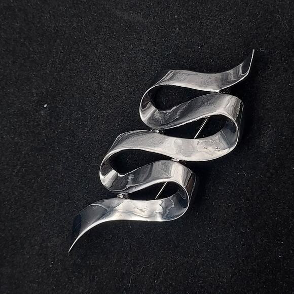 Vintage M Jent Signed Brooch Ribbon Ripple Silver Tone Costume Jewelry - Picture 7 of 10